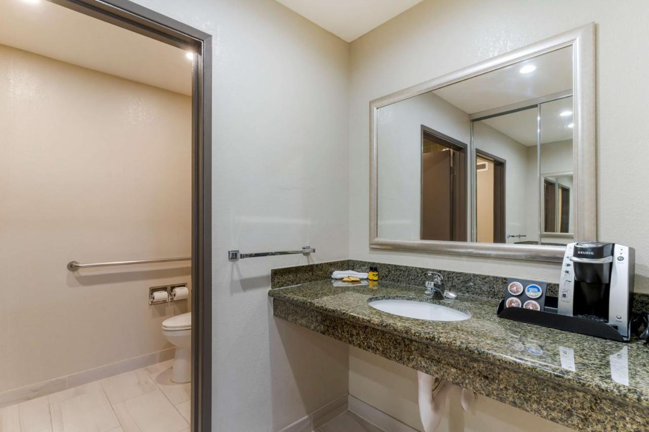 | Best Western Plus Forest Park Inn