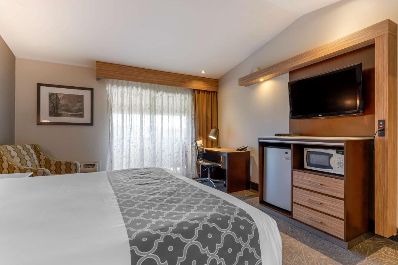 | Best Western Plus Forest Park Inn