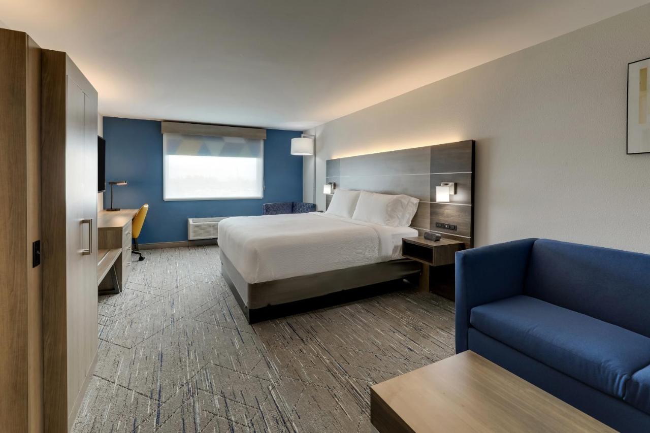 King Suite - Non-Smoking at Holiday Inn Express Kenner - New Orleans Airport by IHG