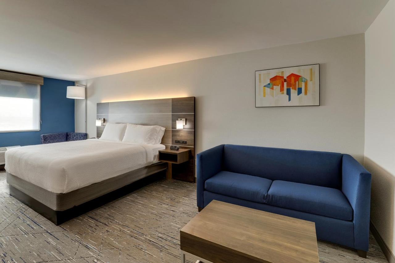 King Suite - Non-Smoking at Holiday Inn Express Kenner - New Orleans Airport by IHG