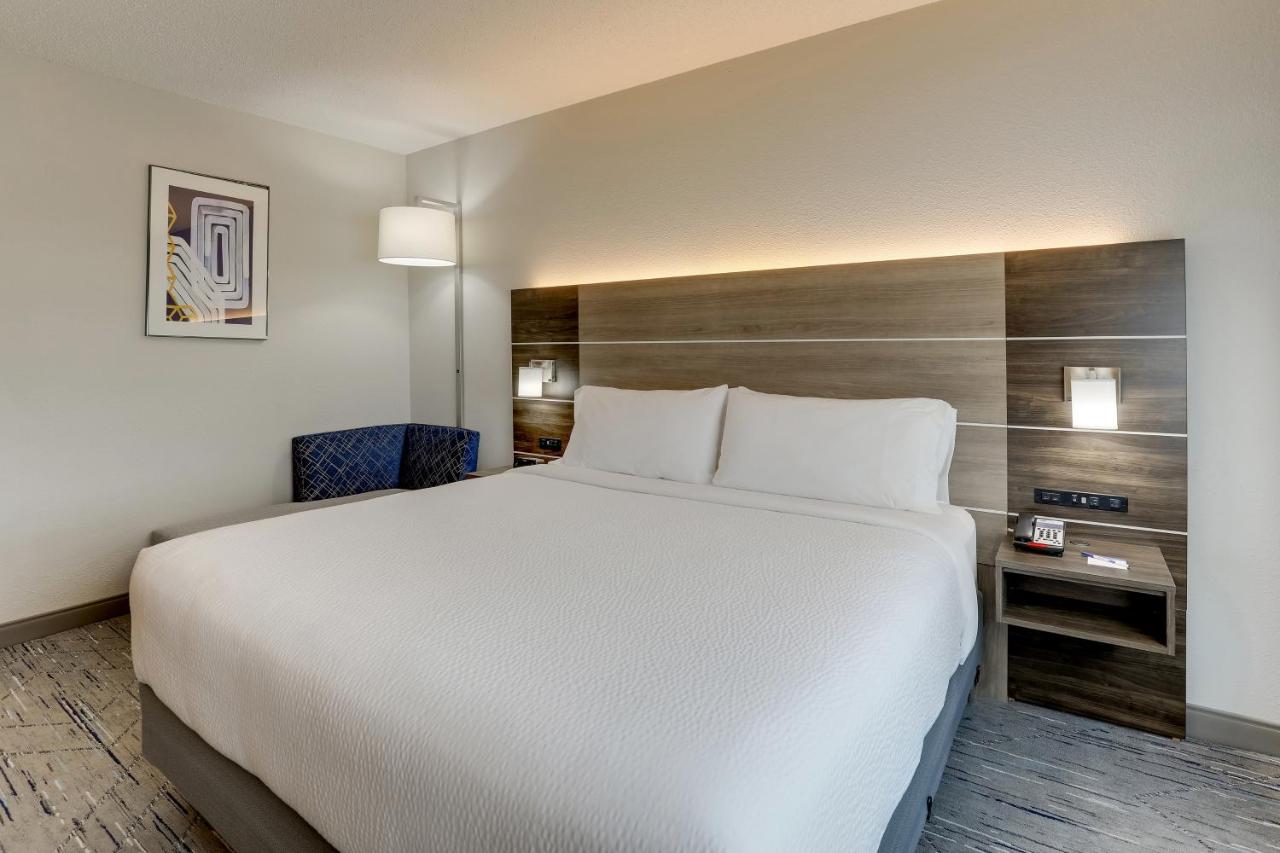 King Room - Mobility Access Tub - Non-Smoking at Holiday Inn Express Kenner - New Orleans Airport by IHG