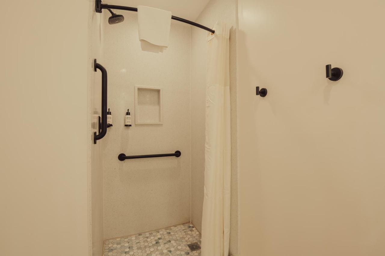 | Blufftop Inn & Suites - Wharf/Restaurant District
