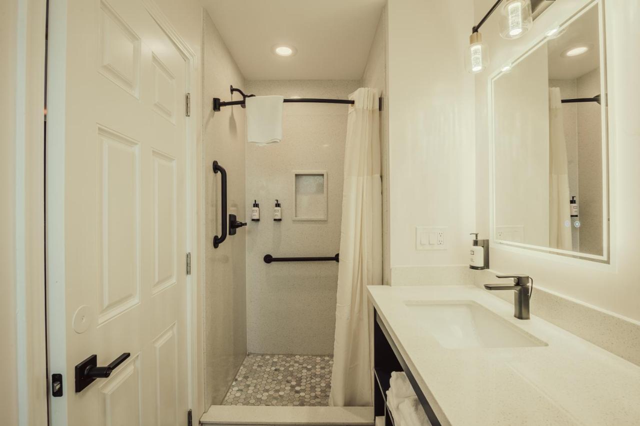 | Blufftop Inn & Suites - Wharf/Restaurant District