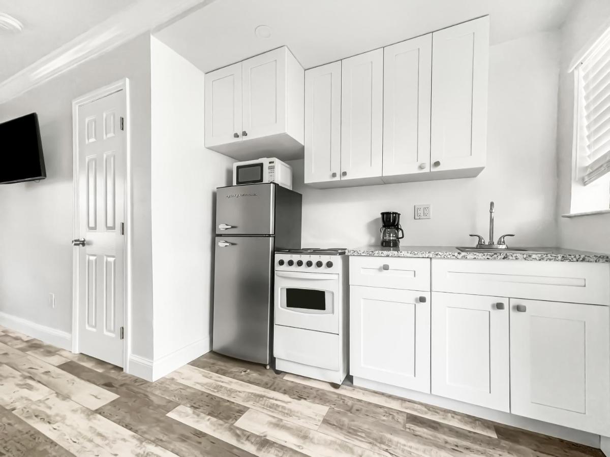 Deluxe Oceanfront 2 Queens at Hollywood Beach Hotels