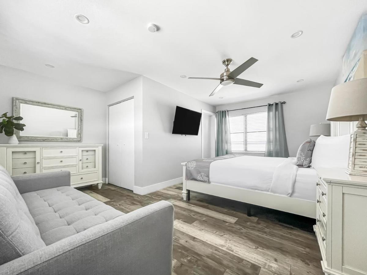 Bedroom Suite Oceanfront at Hollywood Beach Hotels