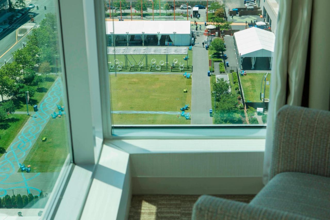 Lawn on D, Guest room, 1 King, Lawn on D view, Garden view at The Westin Boston Seaport District