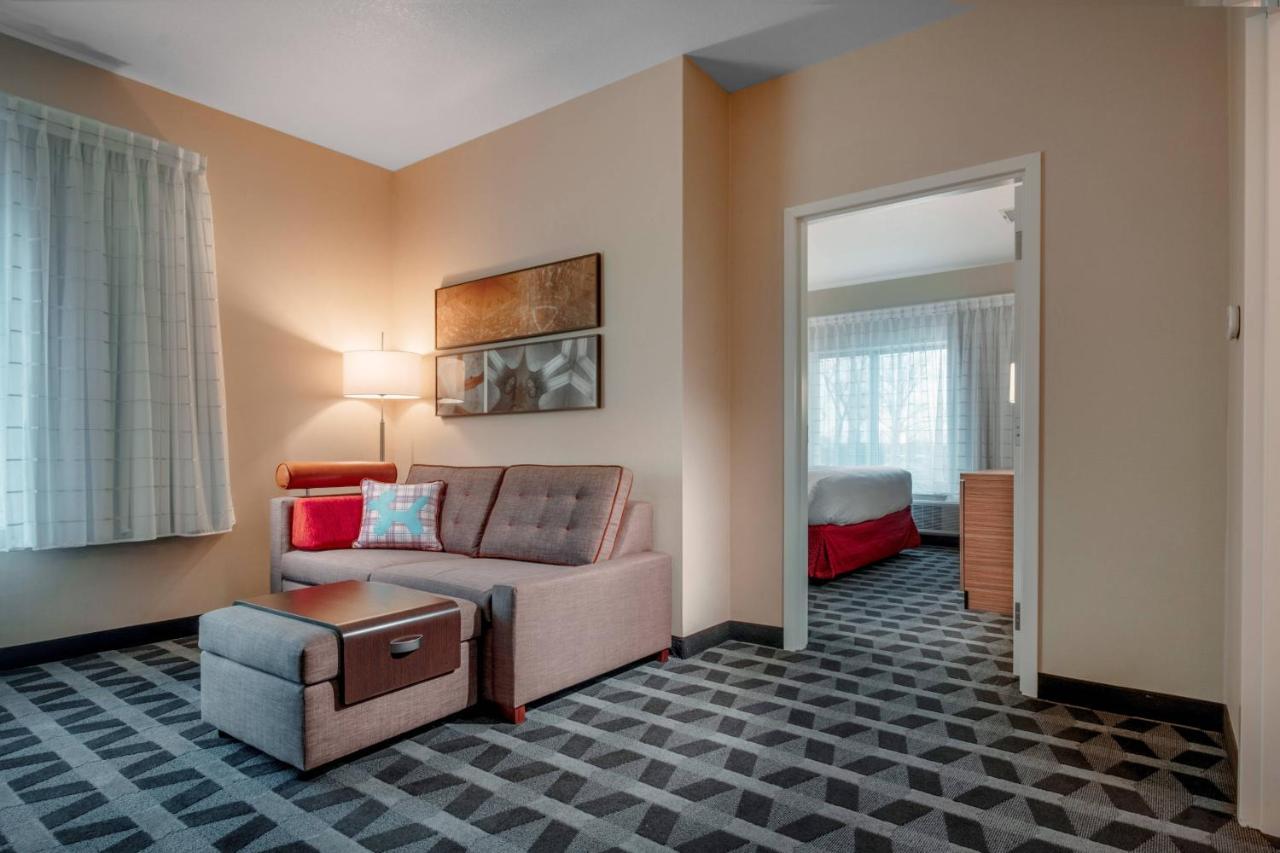 One-Bedroom King Suite with Sofa Bed at TownePlace Suites Toledo Oregon