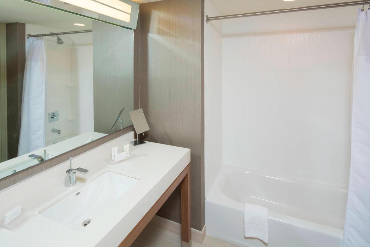| Courtyard by Marriott Dallas Midlothian at Midlothian Conference Center
