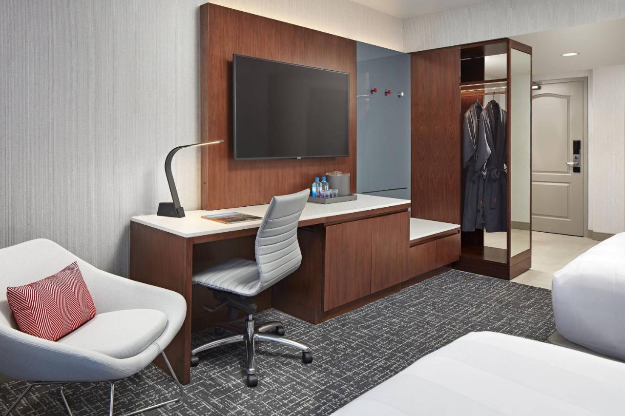 Queen Room with Two Queen Beds - Concierge Lounge Access at San Mateo Marriott San Francisco Airport