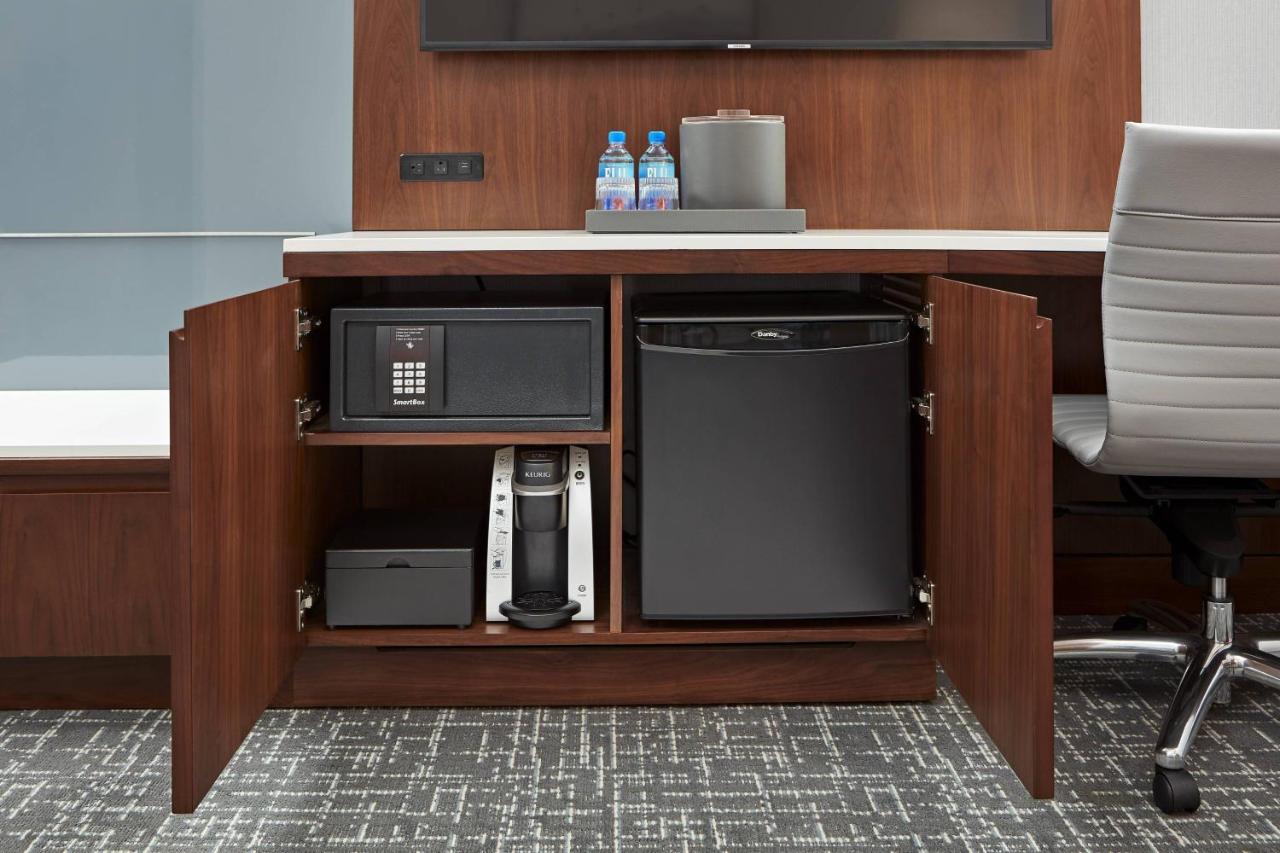 Queen Room with Two Queen Beds - Concierge Lounge Access at San Mateo Marriott San Francisco Airport