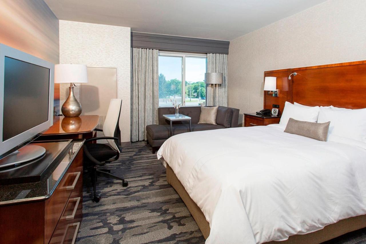 Queen Room - Disability Access at Rochester Airport Marriott