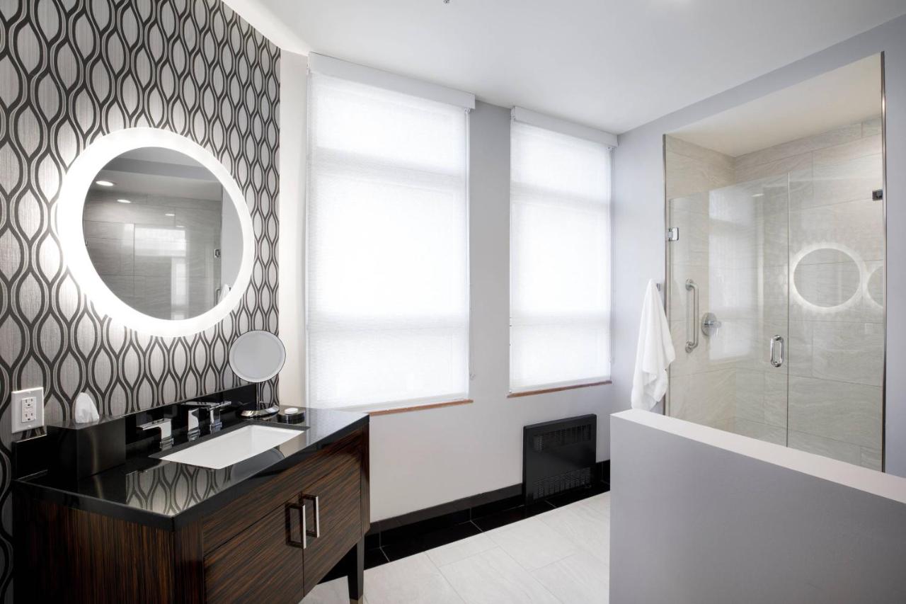 Guest room, 1 Queen, City view at Hotel Metro, Autograph Collection
