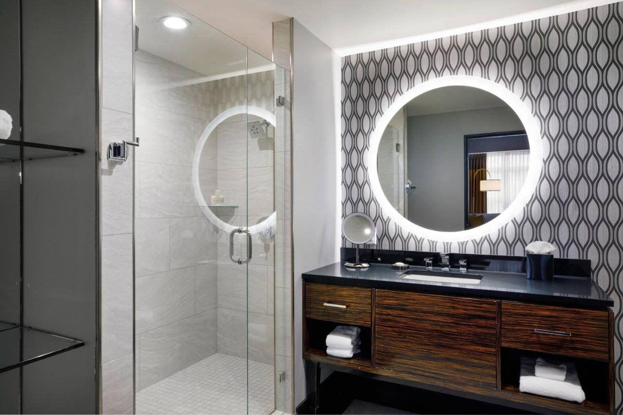 Guest Room, 1 King at Hotel Metro, Autograph Collection