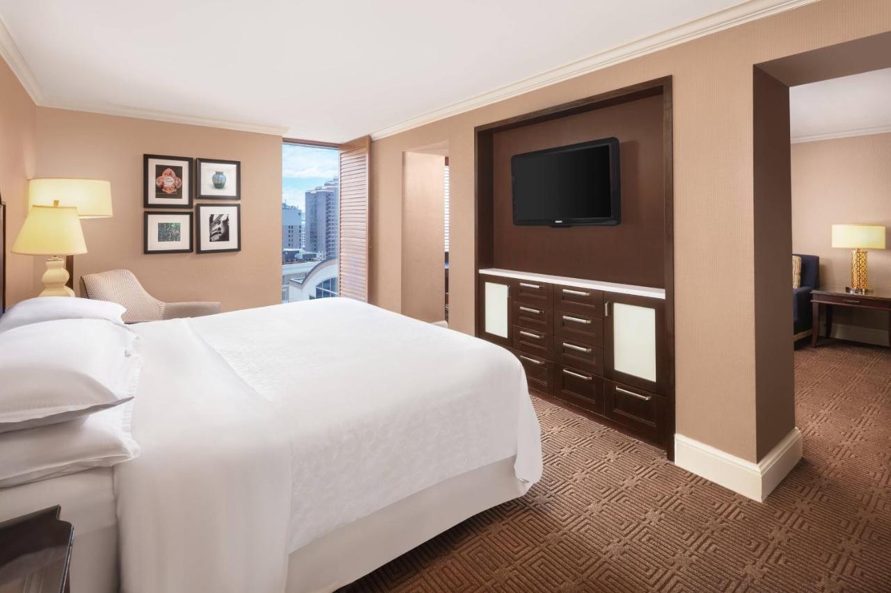 Executive Suite, 1 King, Sofa bed at Sheraton New Orleans Hotel