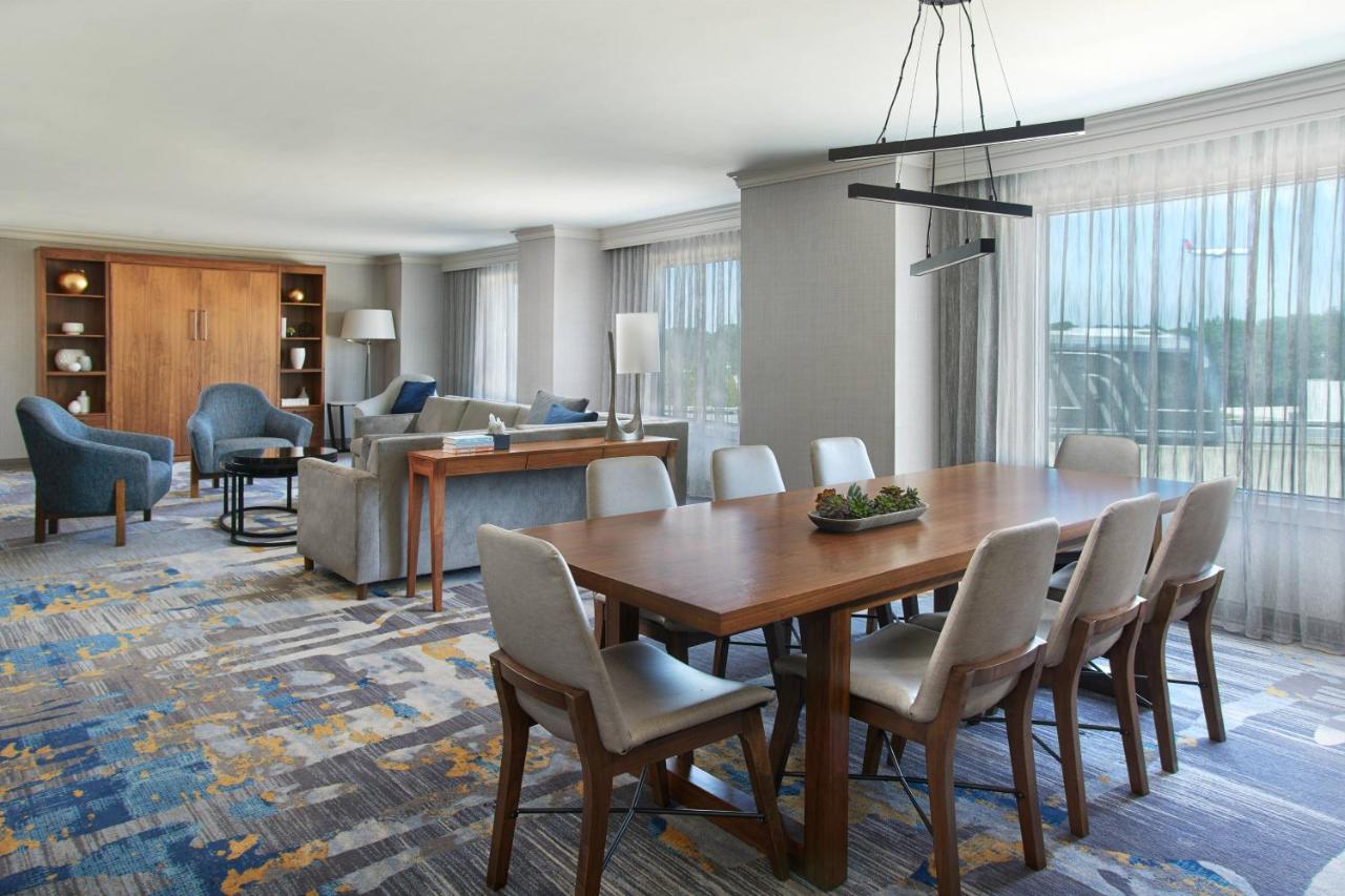 Hospitality Suite, King at Atlanta Airport Marriott Gateway