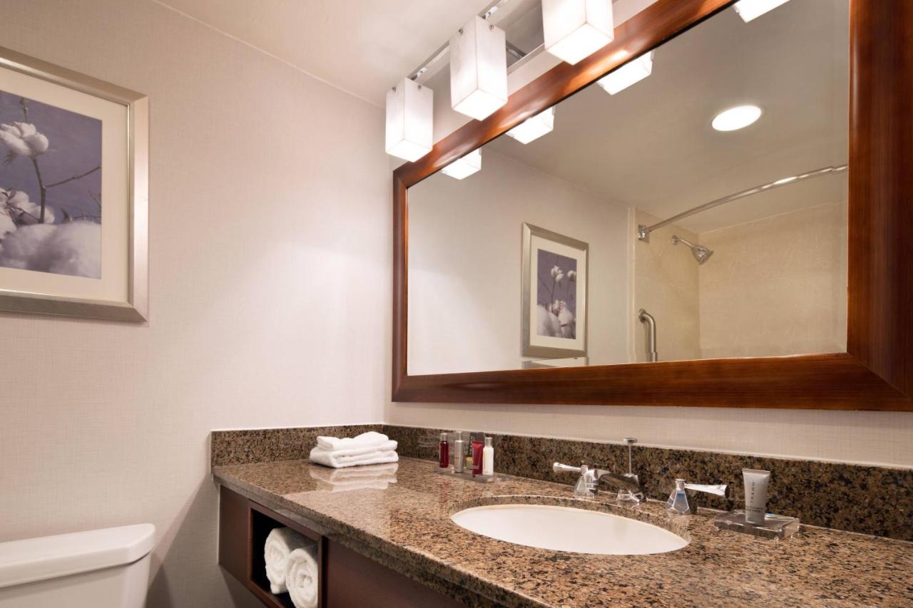 King Guest Room at Bakersfield Marriott at the Convention Center
