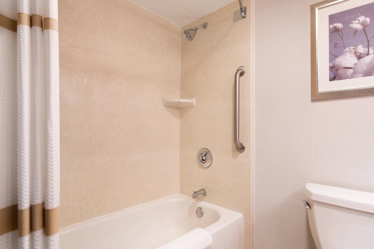 King Guest Room at Bakersfield Marriott at the Convention Center