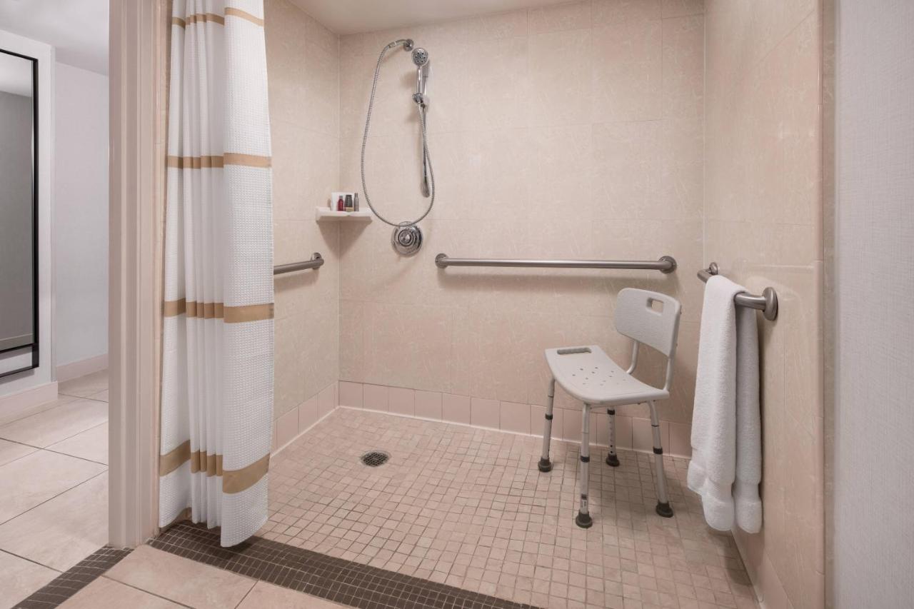 Queen Guest Room at Bakersfield Marriott at the Convention Center