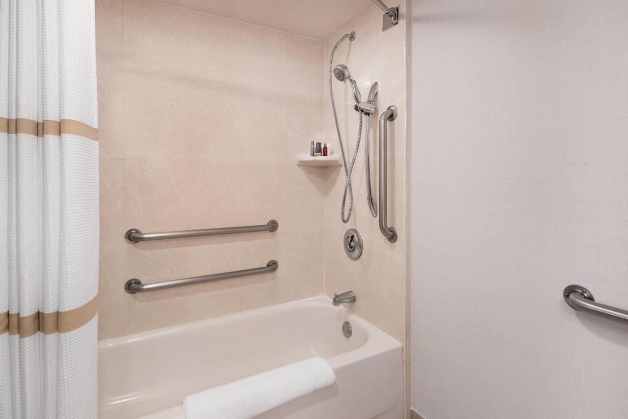 Queen Guest Room at Bakersfield Marriott at the Convention Center
