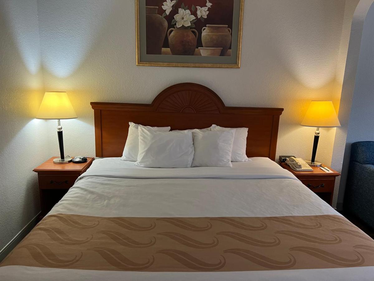 King Suite - Accessible/Non-Smoking at Quality Suites Altavista - Lynchburg South