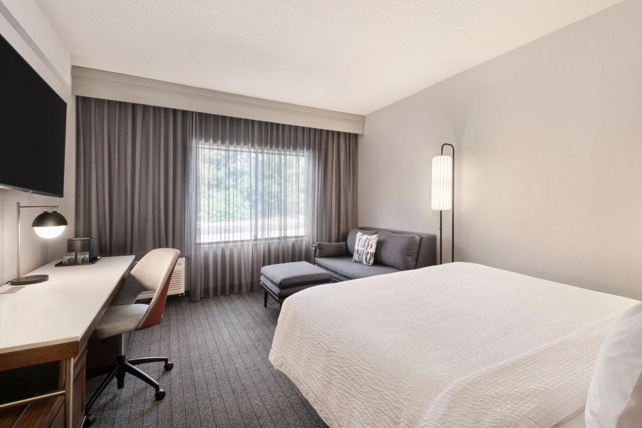 King Room at Courtyard by Marriott Burlington