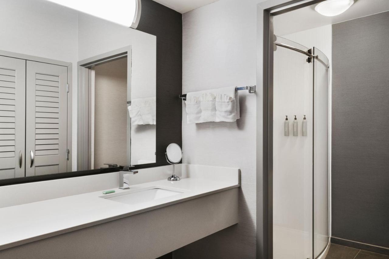 King Room at Courtyard by Marriott Burlington