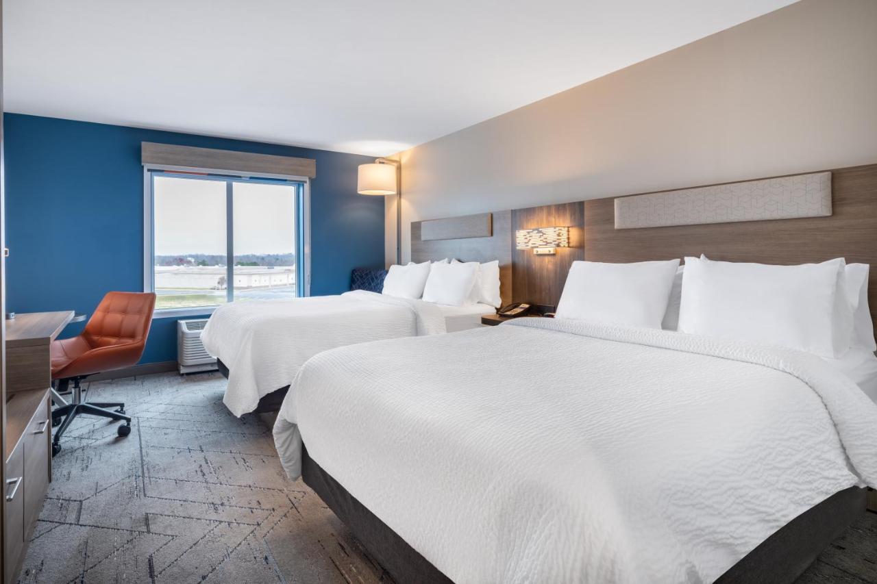 Queen Room with Two Queen Beds and Mobility Accessible Bathtub - Non-Smoking at Holiday Inn Express Gaffney by IHG