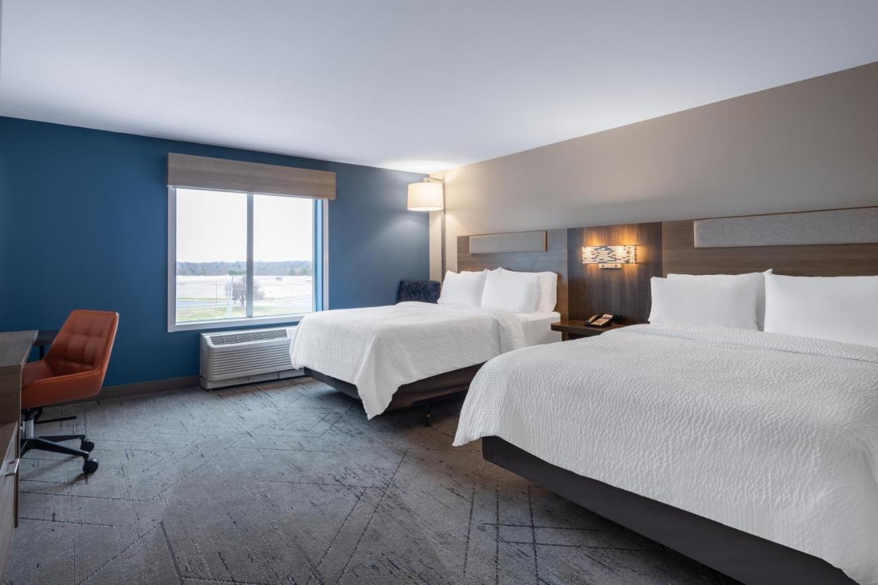 Queen Room with Two Queen Beds and Mobility Accessible Bathtub - Non-Smoking at Holiday Inn Express Gaffney by IHG