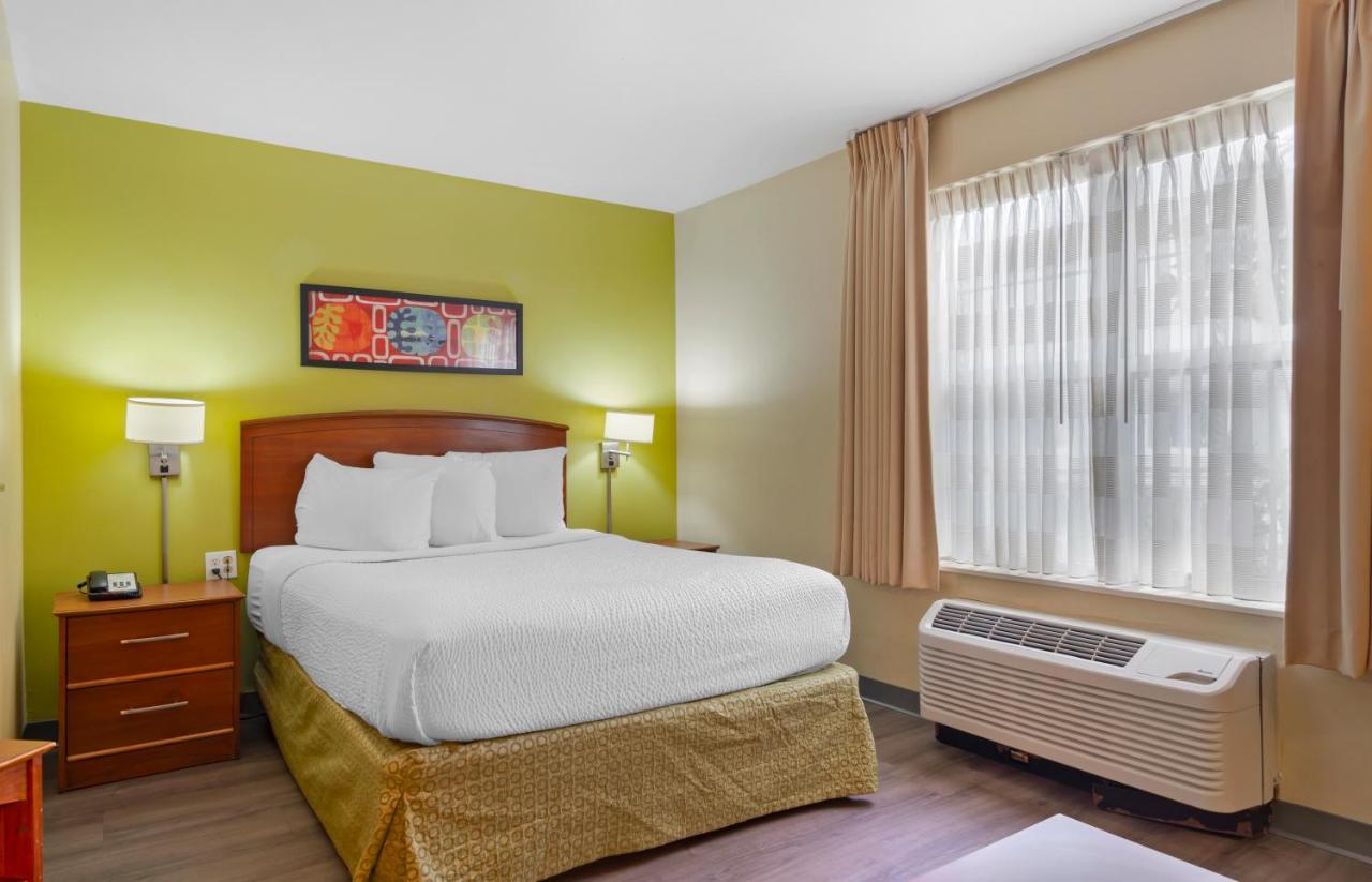 Deluxe studio 1 Queen Bed Non-Smoking at Extended Stay America Suites Atlanta Norcross Peachtree Corn