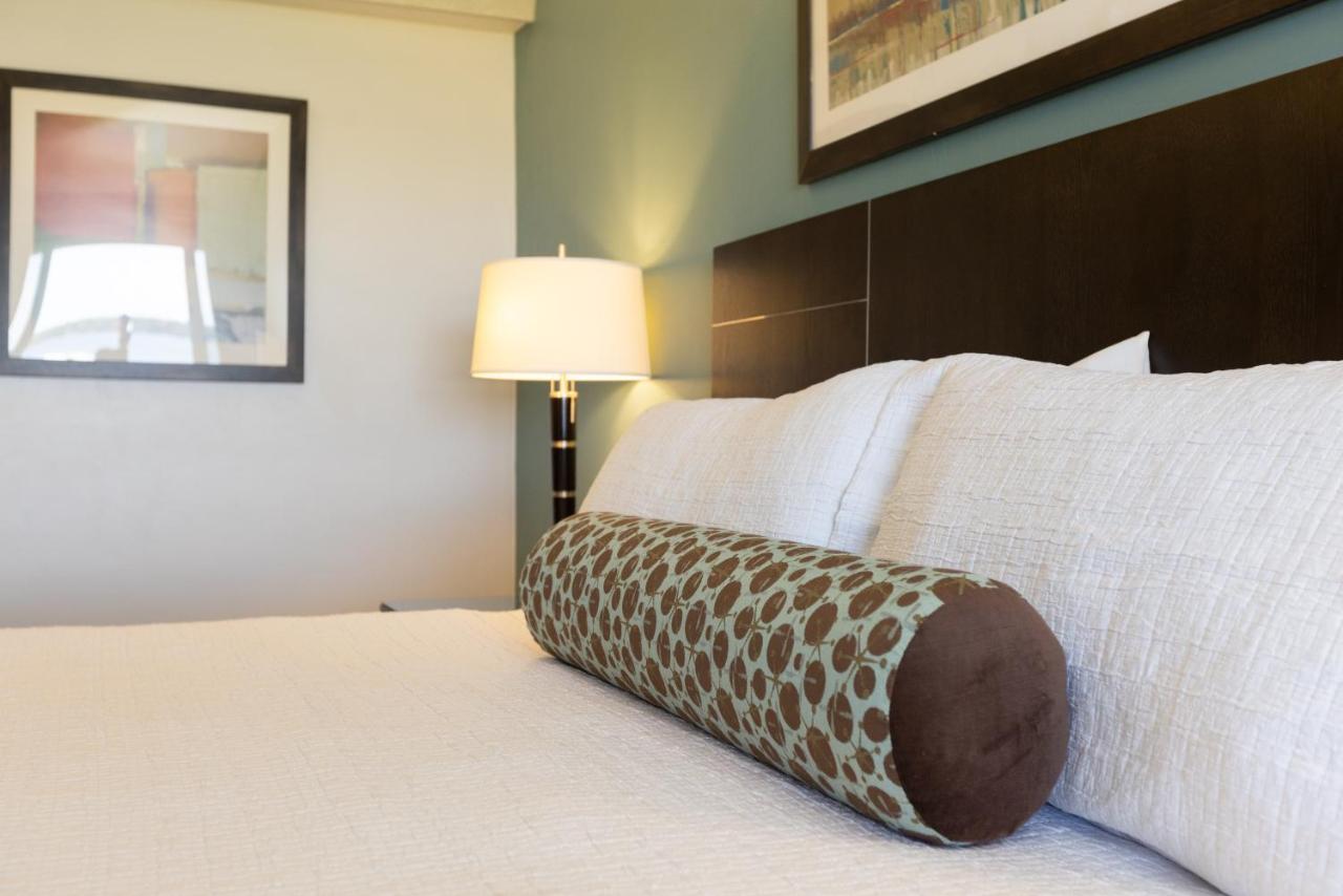 King Room with Lake View at Gordon Lodge