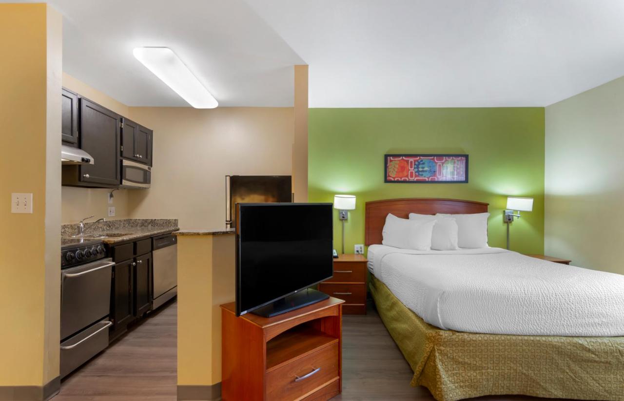 Deluxe studio 1 Queen Bed Non-Smoking at Extended Stay America Suites Atlanta Norcross Peachtree Corn