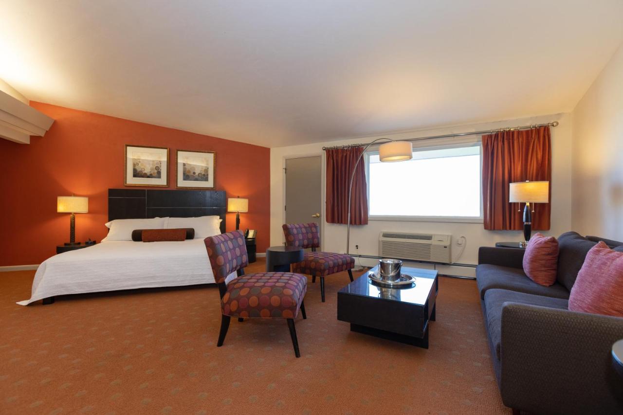 Deluxe King Room at Gordon Lodge