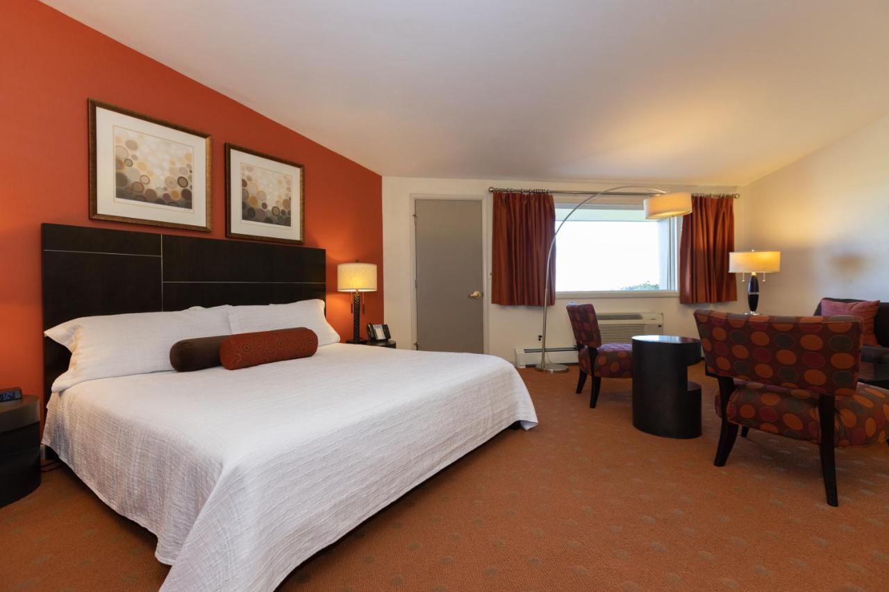 Deluxe King Room at Gordon Lodge