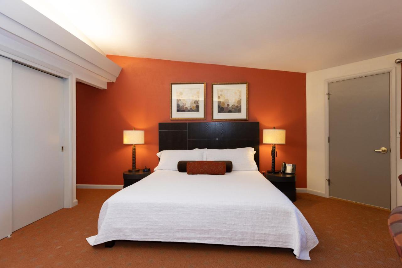 Deluxe King Room at Gordon Lodge