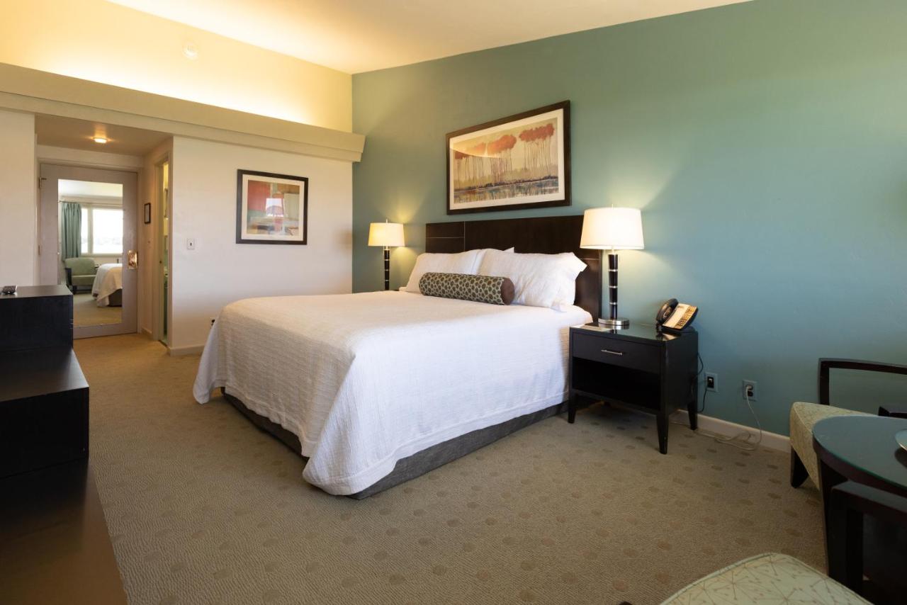 King Room with Lake View at Gordon Lodge