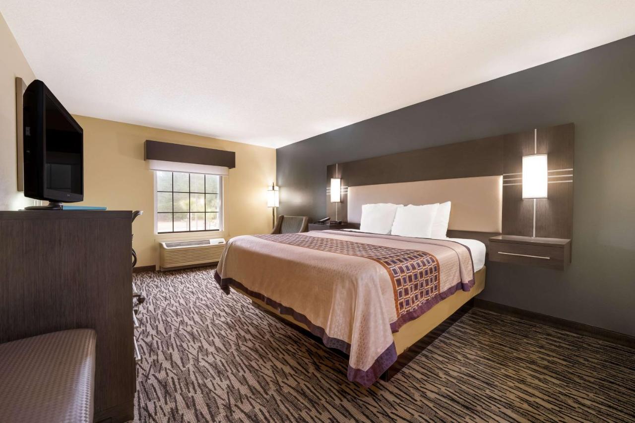 Deluxe King Room at Best Western Bradbury Inn & Suites