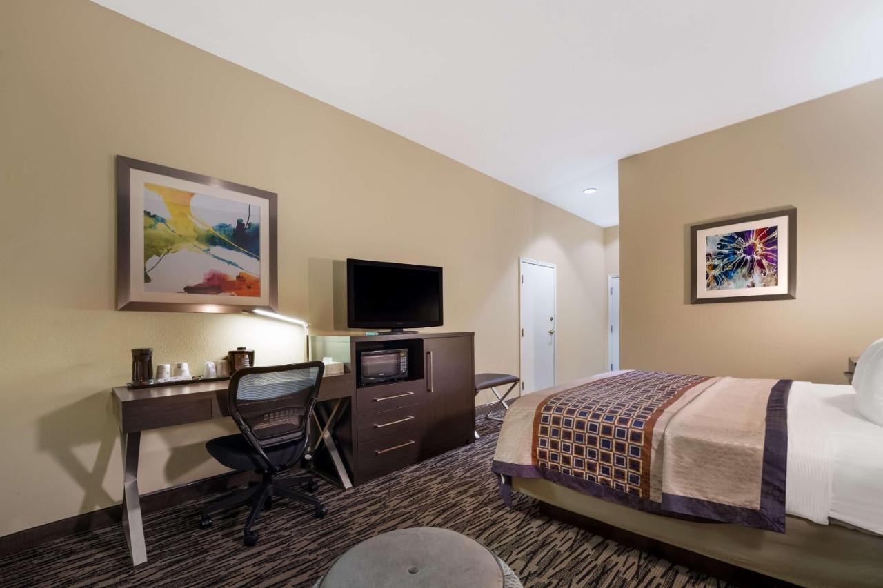 King Room with Roll-In Shower - Disability Access at Best Western Bradbury Inn & Suites