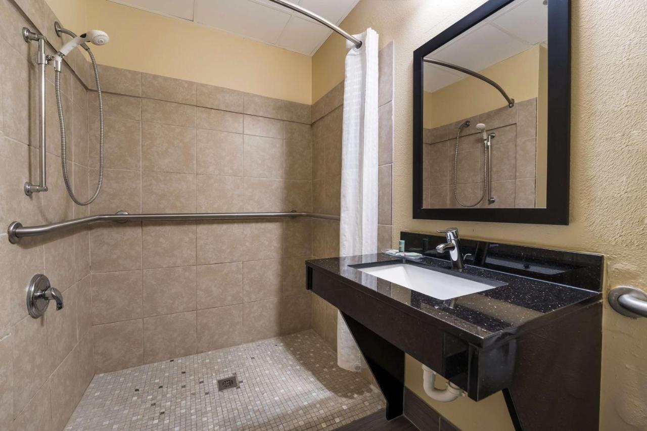 King Room with Roll-In Shower - Disability Access at Best Western Bradbury Inn & Suites