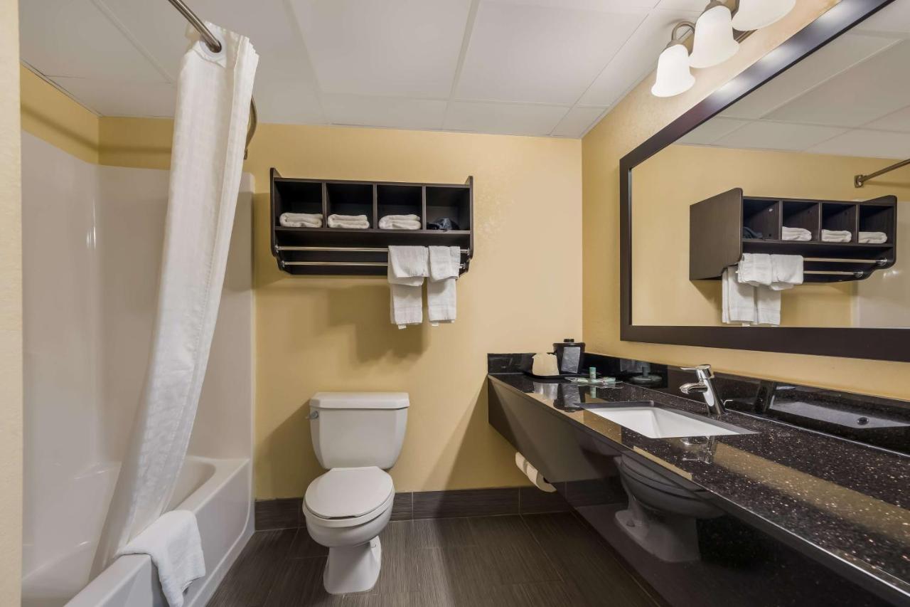 Deluxe King Room at Best Western Bradbury Inn & Suites