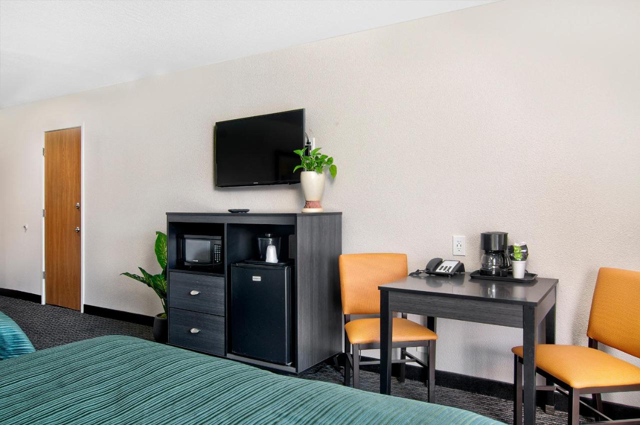 Standard Queen Room with Two Queen Beds - Non-Smoking at Quality Inn & Suites South San Jose / Morgan Hill