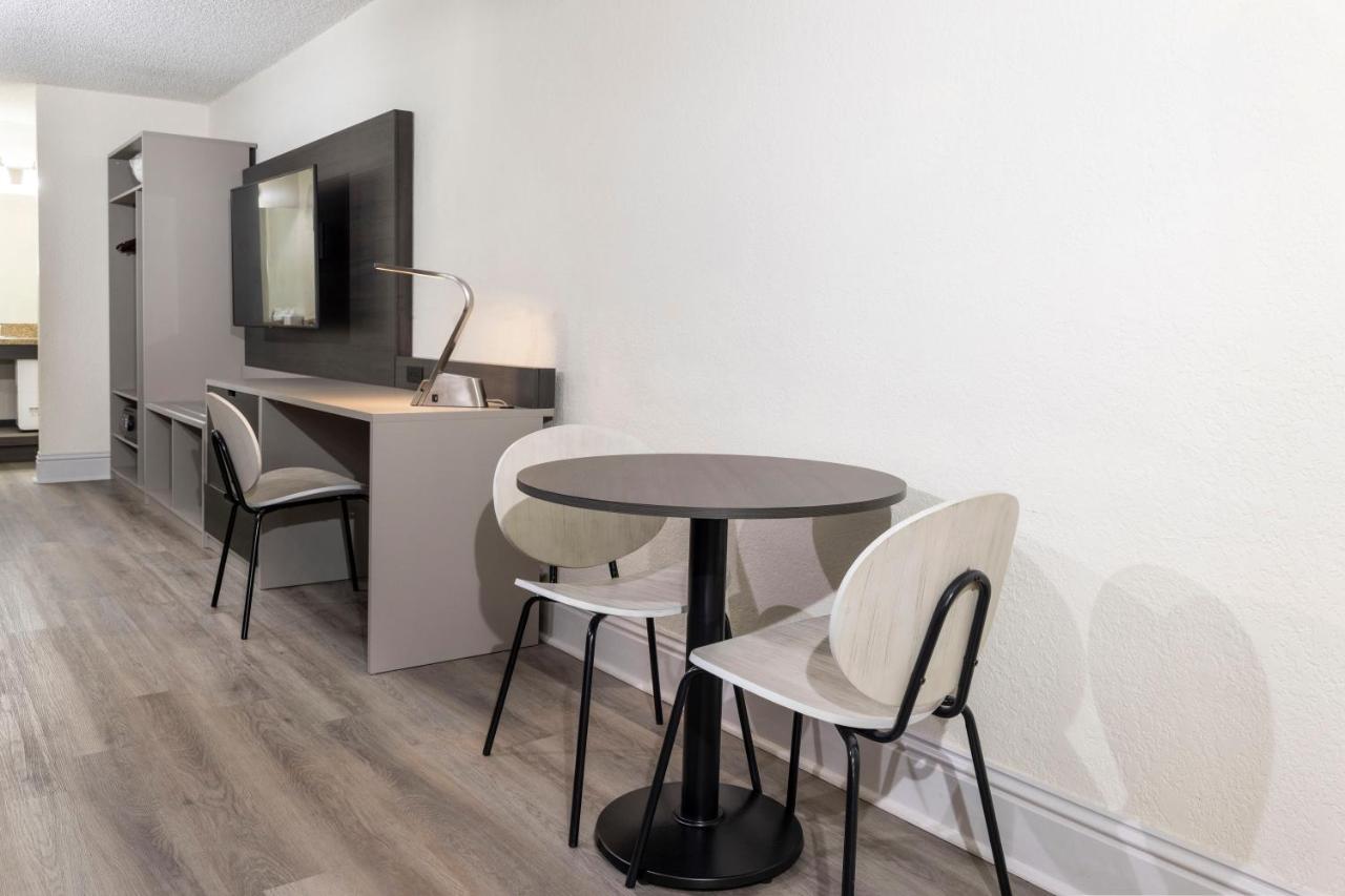 Premium King Suite at Avanti International Resort