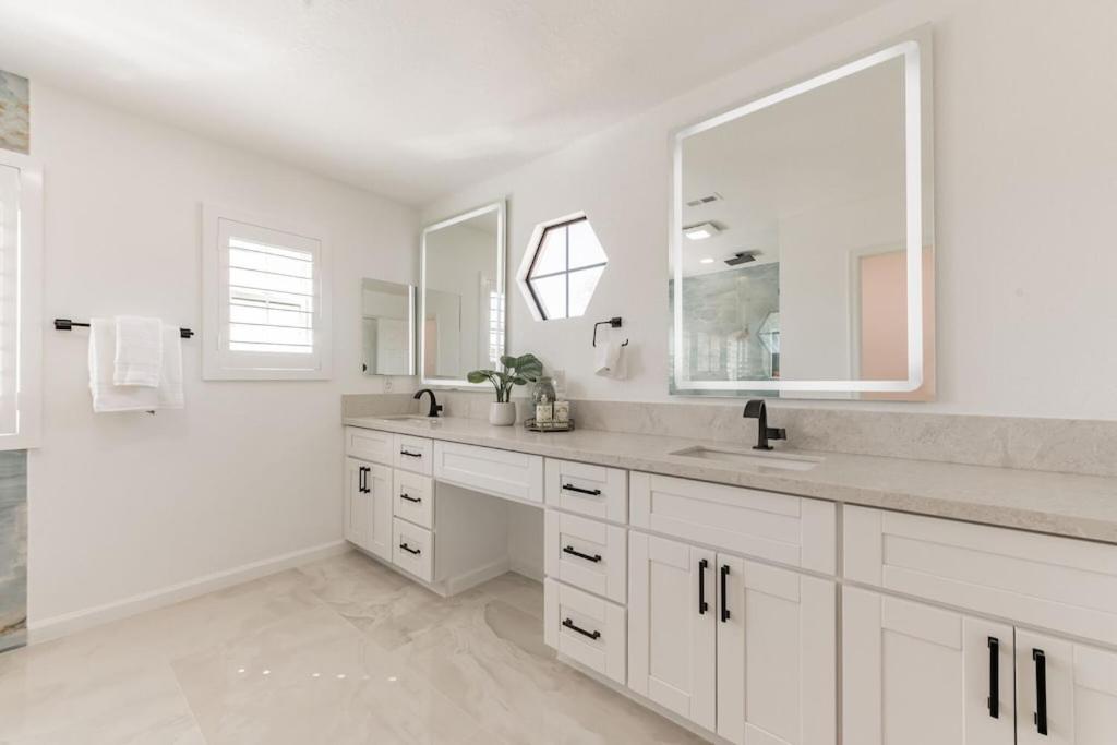  | Modern home in Bernardo Heights with club house amenities!
