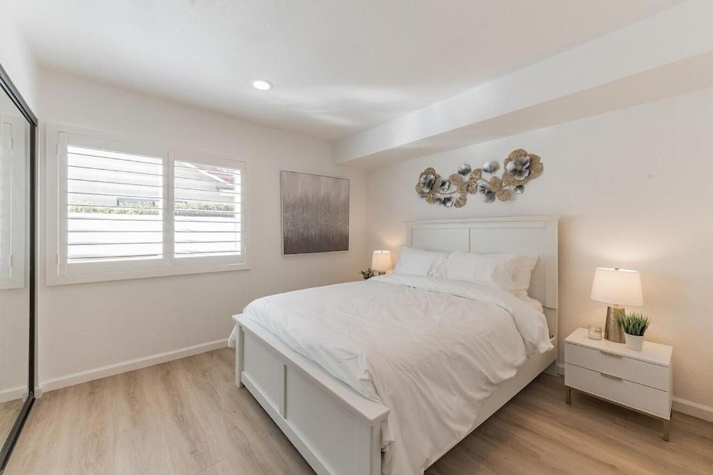 | Modern home in Bernardo Heights with club house amenities!