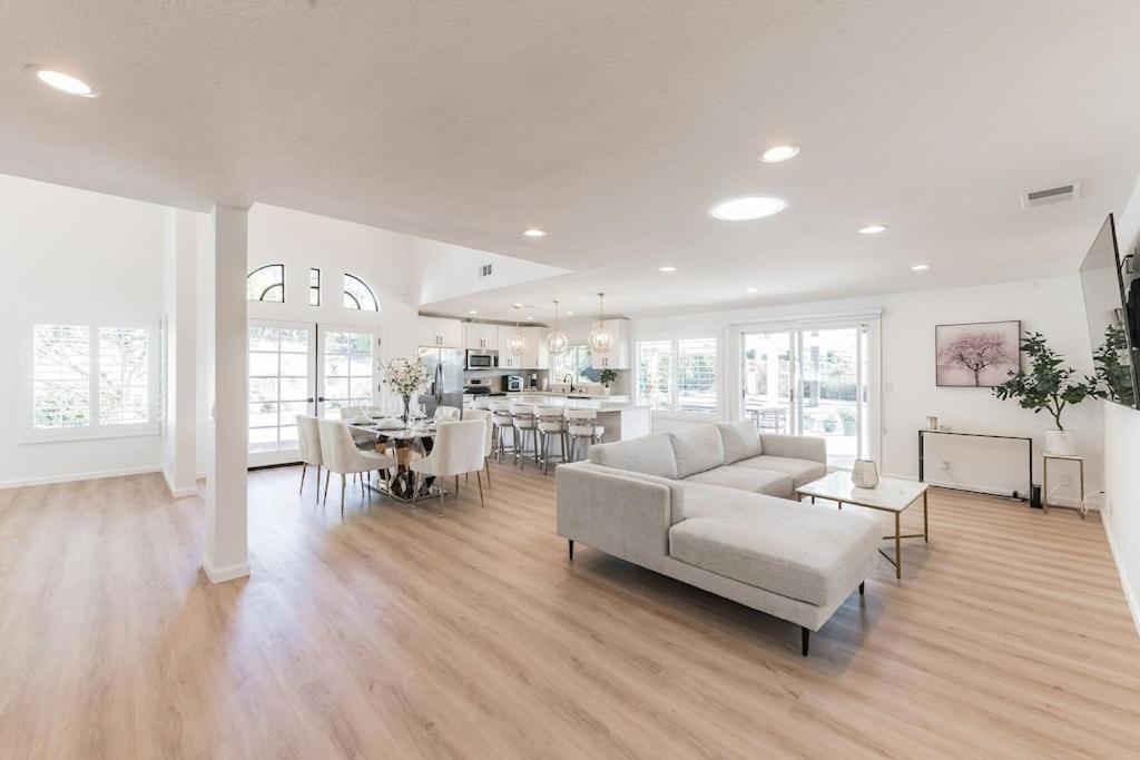 | Modern home in Bernardo Heights with club house amenities!