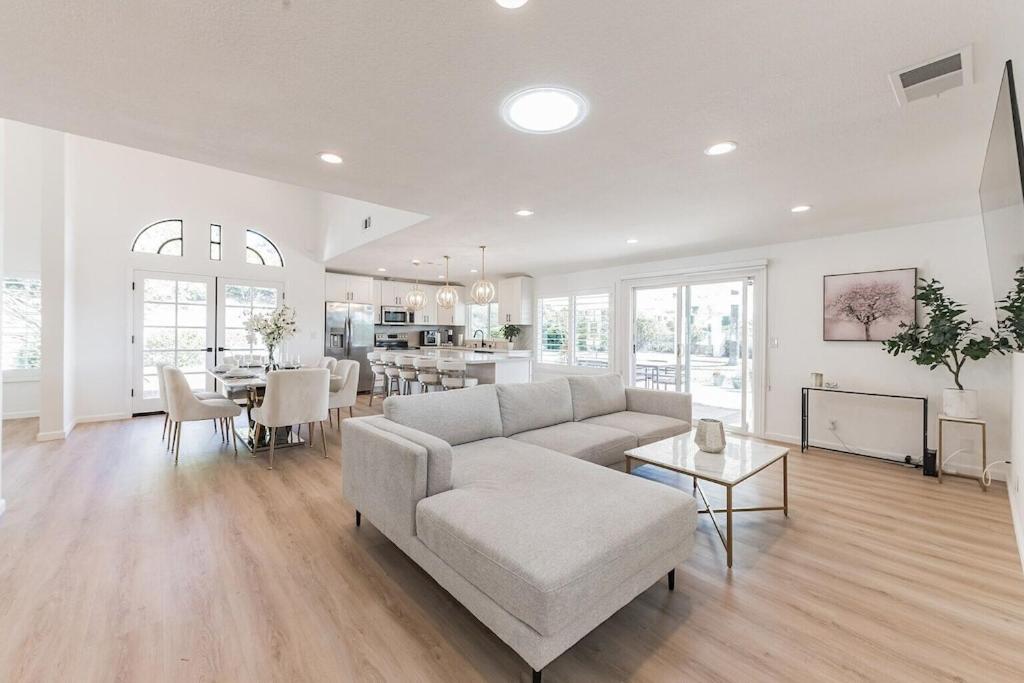 | Modern home in Bernardo Heights with club house amenities!