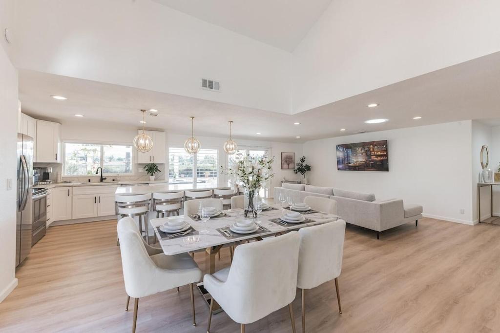 | Modern home in Bernardo Heights with club house amenities!