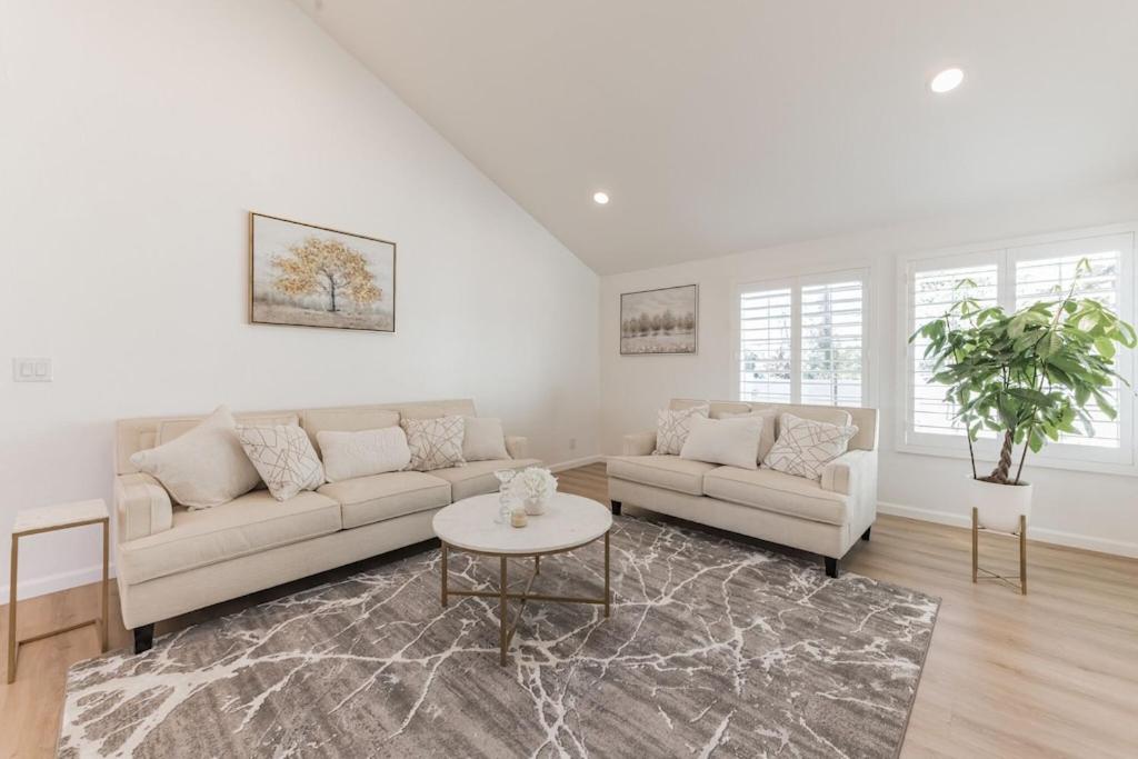 | Modern home in Bernardo Heights with club house amenities!