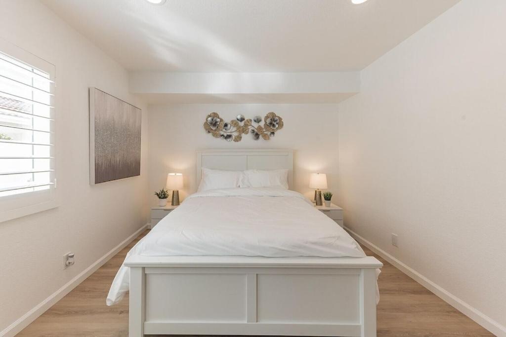 | Modern home in Bernardo Heights with club house amenities!