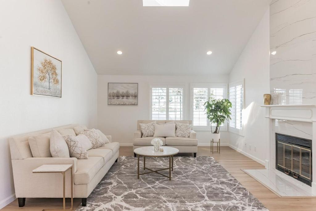 | Modern home in Bernardo Heights with club house amenities!