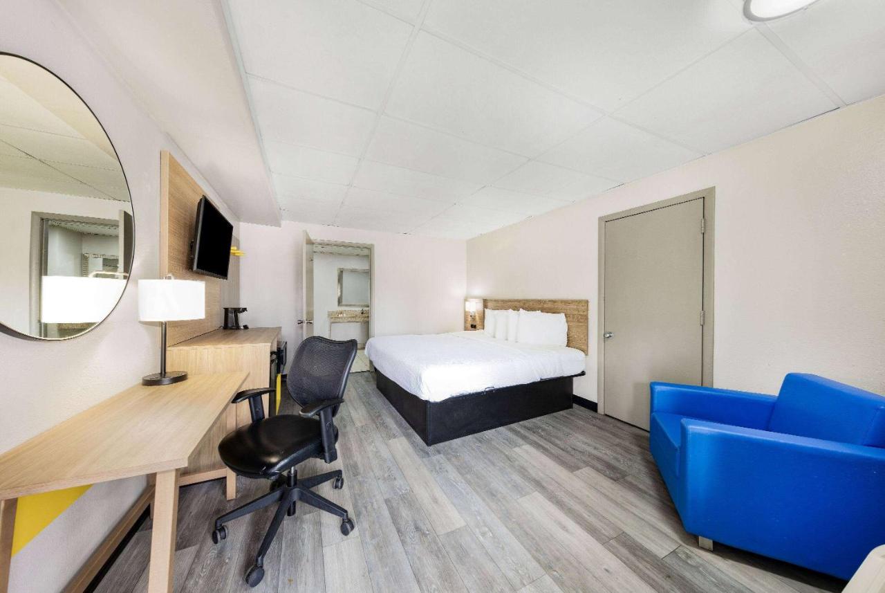 King Room -Smoking at Days Inn by Wyndham Fredericksburg North